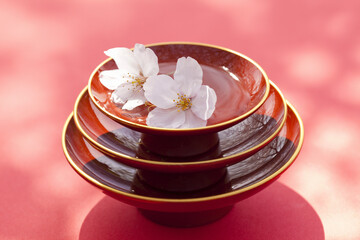 Obraz na płótnie Canvas 桜の花びらと杯