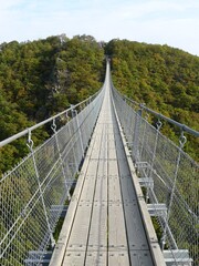 Leere Hängeseilbrücke Geierlay in Mörsdorf / Hunsrück