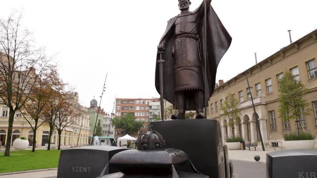 Footage from a statue of Hungary's first King at Debrecen Square
Canon 6D mark II