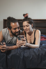 Joven pareja de mexicanos latino desayunando en casa comodos felices