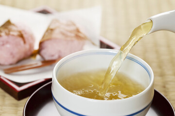 日本茶を注ぐ