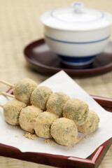 よもぎ団子と日本茶