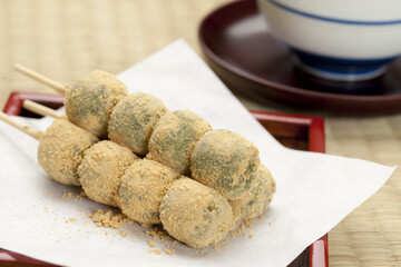 よもぎ団子と日本茶