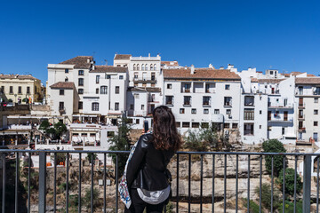 Chica tomando fotos en tajo de ronda malaga