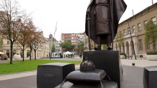 Footage from a statue of Hungary's first King at Debrecen Square
Canon 6D mark II