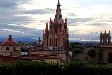 Obraz premium view of dome, cathedral towers and town of San Miguel de Allende at sunset and night in Guanajuato Mexico