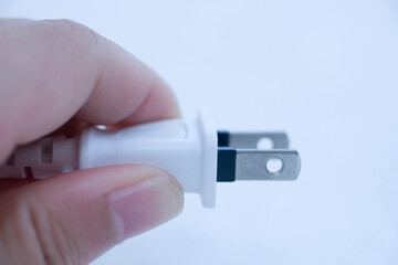 コンセントを持つ手