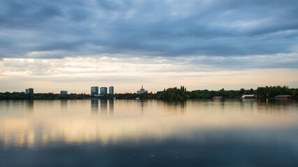 See im Stadtpark mit Silhouette von Bürogebäuden im Hintergrund - Herastrau, Bukarest (Rumänien)