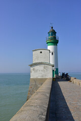 Le phare au bout du quai au Tréport (76470), Seine-Maritime en Normandie, France