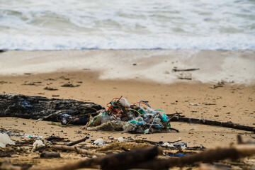 Fototapeta na wymiar Plastik Müll und Fischernetze am Strand Umweltverschmutzung 