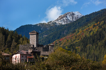 Fototapeta na wymiar paesaggio montagna castello autunno Trentino Ossana Val di sole 