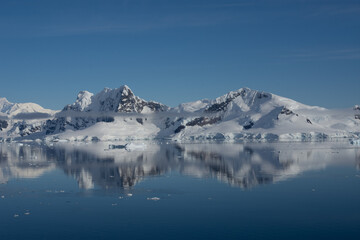 Fototapeta na wymiar Antarctica reflexion