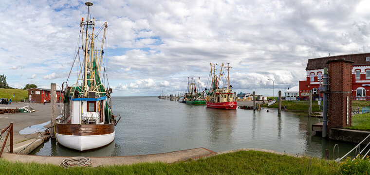 Fischtrawler im Hafen von Tammensiel