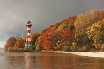 Herbst an der Elbe bei Hamburg mit dem Leuchtturm Wittenbergen. Abendlicht mit bedecktem Himmel.