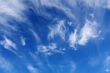 Weiße Federwolken am blauen Himmel, cirrus clouds, Hintergrund.