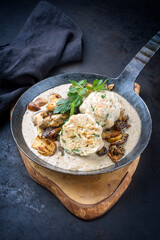 Modern Style traditionelle deutsche Steinpilz Suppe mit Semmelknödel und Bratkartoffel angeboten...