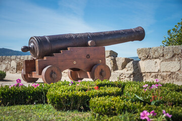 Fototapeta na wymiar great cannon. Cannon in a large castle. image as once the protection of cities