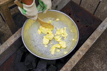 ボウルでケーキの材料を混ぜる