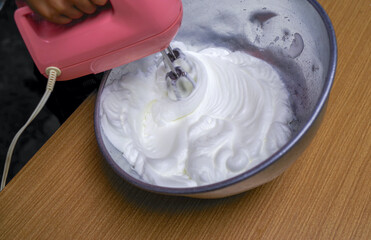 ボウルでケーキの材料を混ぜる