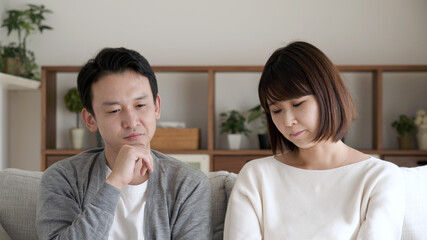 家で話し合うカップル	