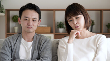 家で話し合うカップル	