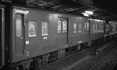 Obraz premium 鉄道 国鉄・福知山線マニ50形形車両 大阪駅にて