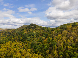 Obraz premium green forest in the mountains and bluffs of la Crosse Wisconsin during peak fall as the leaves change color