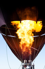 Obraz premium A burst of fire fills a hot air balloon.