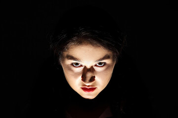 Scary portrait of angry woman  - obrazy, fototapety, plakaty