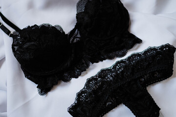 primer plano de ropa interior femenina bombacha y corpiño en su confección con hilos maquina de...