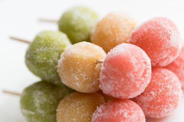 白いお皿と美味しい三色団子の和菓子