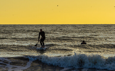 Fototapeta na wymiar Piękny poranek i wschód słońca to jest to co surferzy lubią najbardziej .