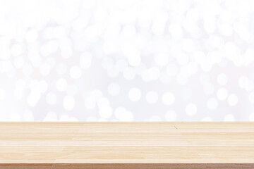 Naklejka premium Wood table top on white bokeh abstract background.