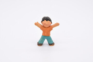 白背景に粘土で作られたミニチュアのこども。両手を上げて歓喜している。