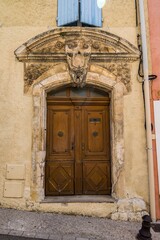 Fototapeta na wymiar Saint-Saturnin-lès-Apt, village médiéval perché du Luberon en Provence-Alpes-Côte-d'Azur. 