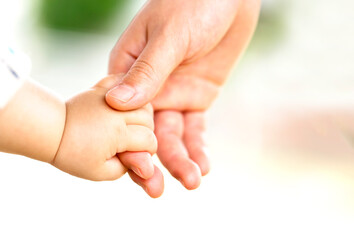 母親と赤ちゃんが手をつなぐ　両手をつなぐ親子の触れ合い