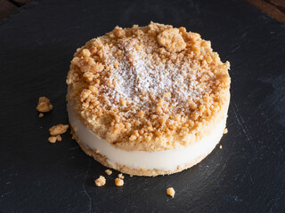 スポンジの飾りが乗ったチーズケーキ。