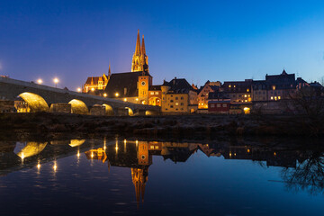 Fototapeta na wymiar Regensburg e Danubio di sera 