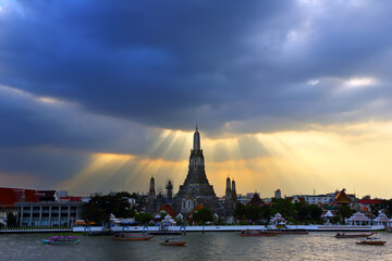 Fototapeta na wymiar View of Temple Chao Phraya Riverside, Wat Arun Temple at sunset in bangkok Thailand. Wat Arun is among the best known of Thailand's landmarks and world class