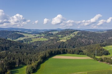 Fototapeta na wymiar Bild einer Luftaufnahme mit einer Drohne der Landschaft im bayerischen Wald bei Grafenau, Deutschland