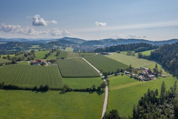 Bild einer Luftaufnahme mit einer Drohne der Landschaft im bayerischen Wald bei Grafenau,...