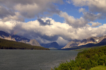 Obraz premium Montana - Clouds Swarming over St. Mary Lake