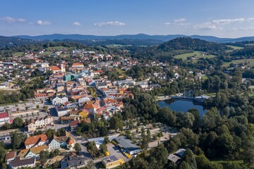 Fototapeta na wymiar Bild einer Luftaufnahme mit einer Drohne der Stadt Grafenau im bayerischen Wald mit Kurpark und Freibad, Deutschland