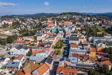 Fototapeta na wymiar Bild einer Luftaufnahme mit einer Drohne der Stadt Grafenau im bayerischen Wald mit Bergen Arber Rachel und Lusen im Hintergrund, Deutschland