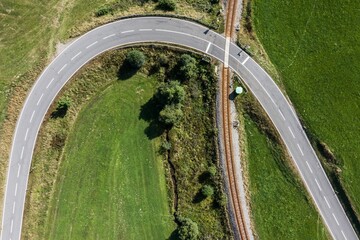 Bild einer Luftaufnahme mit einer Drohne eines unbeschrankten Bahnüberganges im bayerischen Wald bei Grafenau, Deutschland