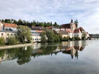 Fototapeta na wymiar Panorama der Stadt Steyr in Oberösterreich mit Kirche und Fluß, Österreich