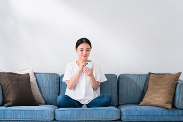 女性　ソファ