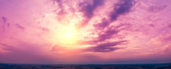 Foto op Canvas Kleurrijke bewolkte hemel bij zonsondergang over het platteland. Overgangskleur. © vvvita
