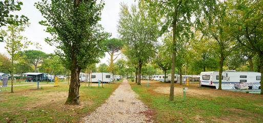 Schöner Campingplatz mit viel Platz für den Wohnwagen oder Wohnmobil Italien