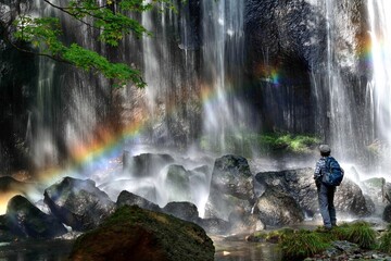 虹の滝のハイカー
